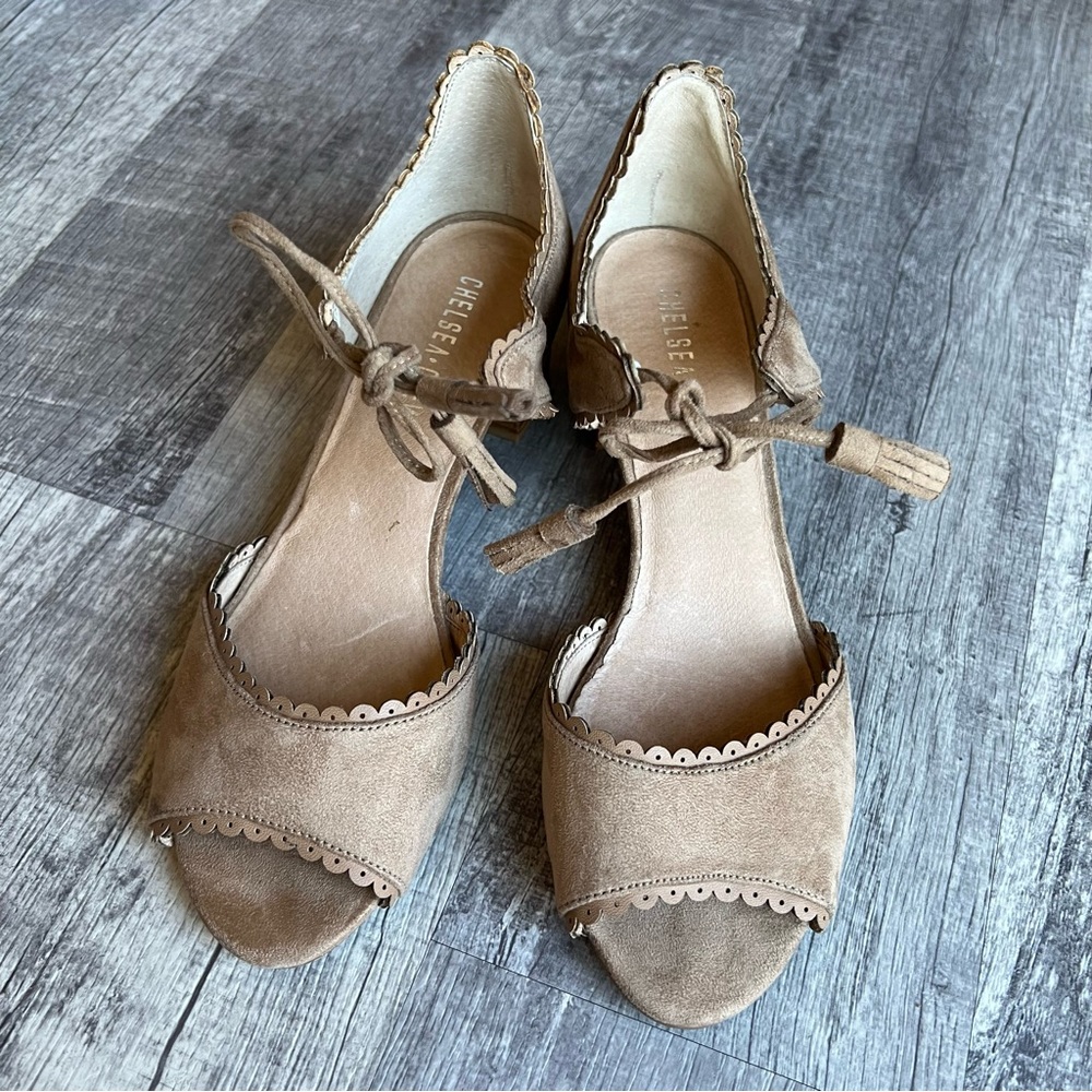 Chelsea Crew Casino Women's Size 39 Tan Faux Suede Tie Closure Heeled Sandals